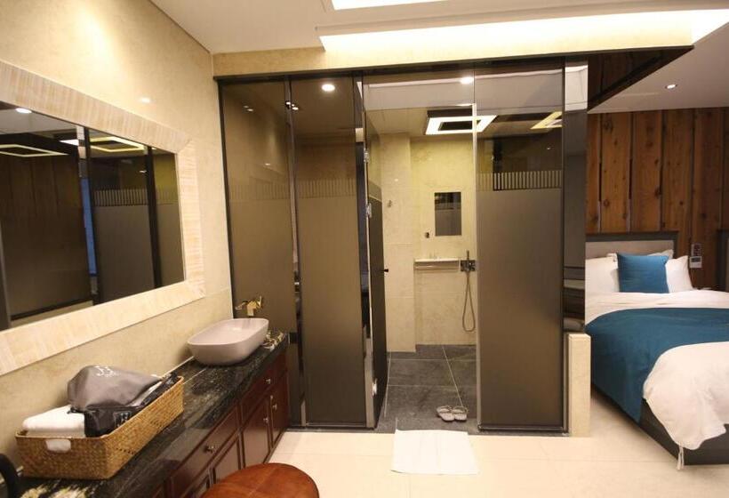 חדר משפחתי, Jb Tourist