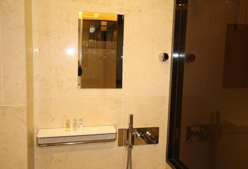 חדר משפחתי, Jb Tourist