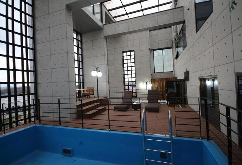 חדר פנטהאוז, Jb Tourist