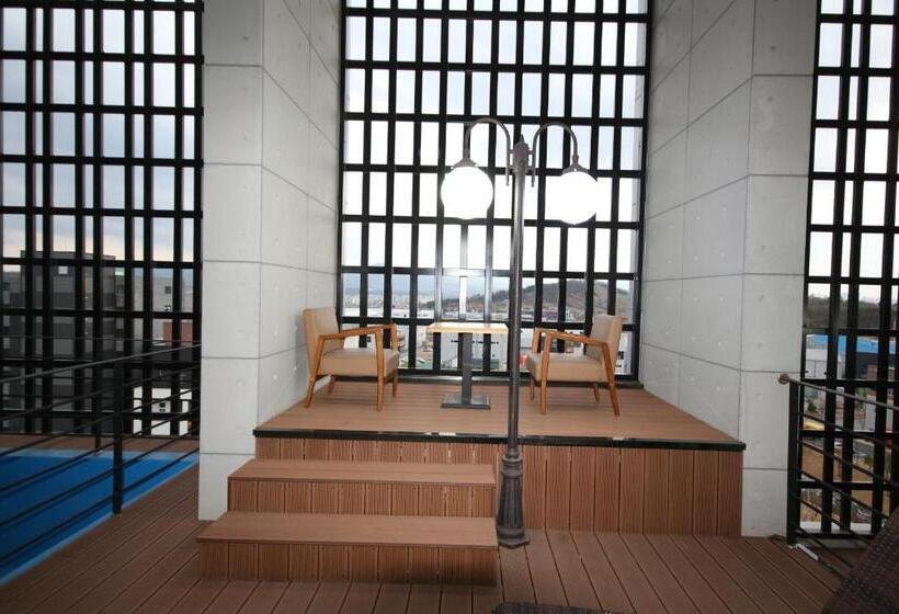 חדר פנטהאוז, Jb Tourist