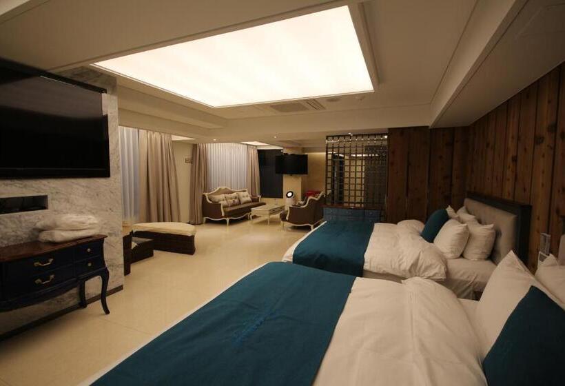 חדר פנטהאוז, Jb Tourist