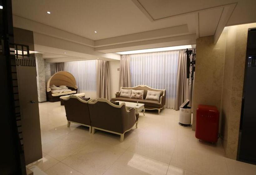 اتاق پنت هاوس, Jb Tourist