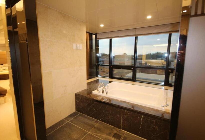 חדר פנטהאוז, Jb Tourist