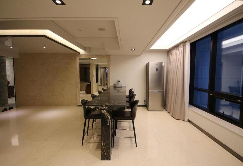 חדר פנטהאוז, Jb Tourist