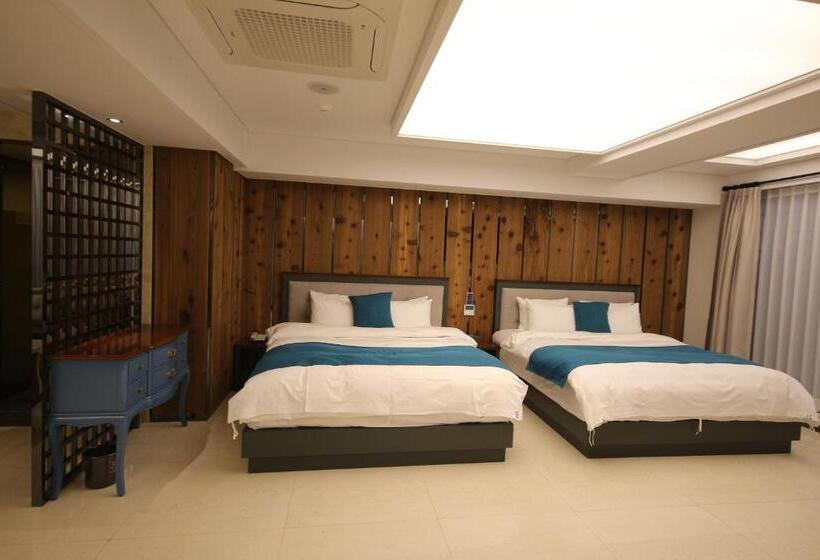 חדר פנטהאוז, Jb Tourist