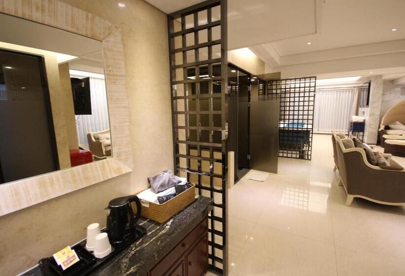 חדר פנטהאוז, Jb Tourist