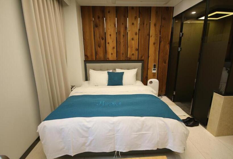 חדר בסיסי, Jb Tourist