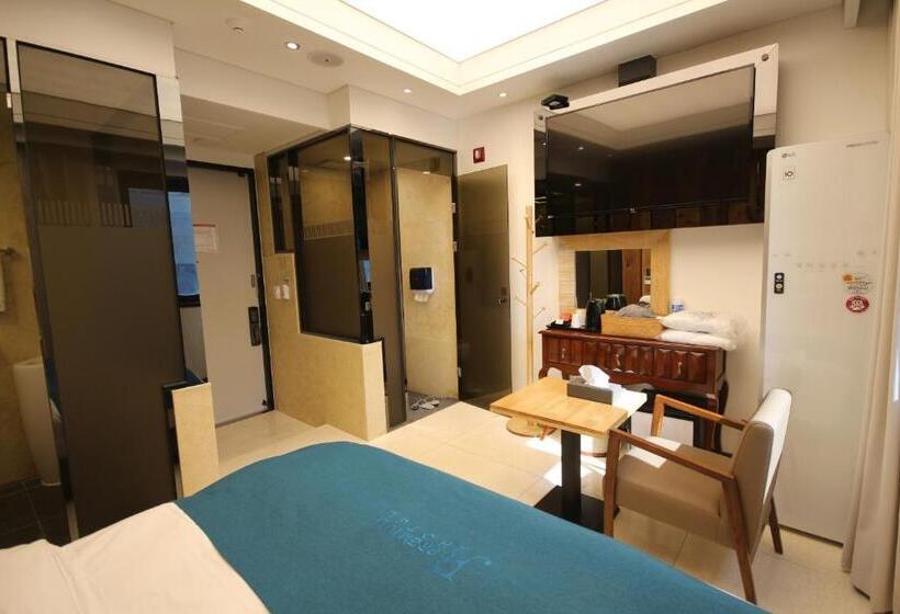 חדר בסיסי, Jb Tourist