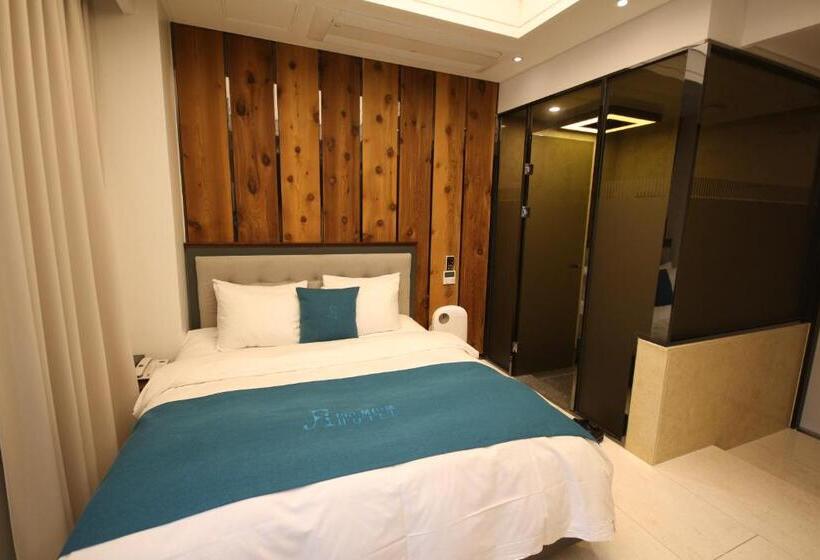 חדר בסיסי, Jb Tourist