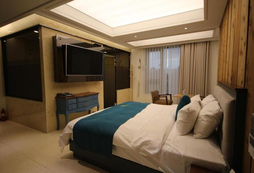 חדר דלוקס, Jb Tourist