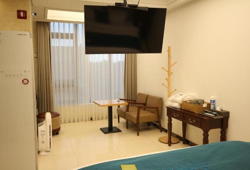 חדר דלוקס, Jb Tourist