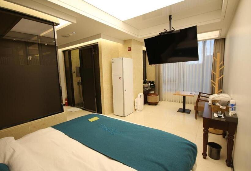 חדר דלוקס, Jb Tourist