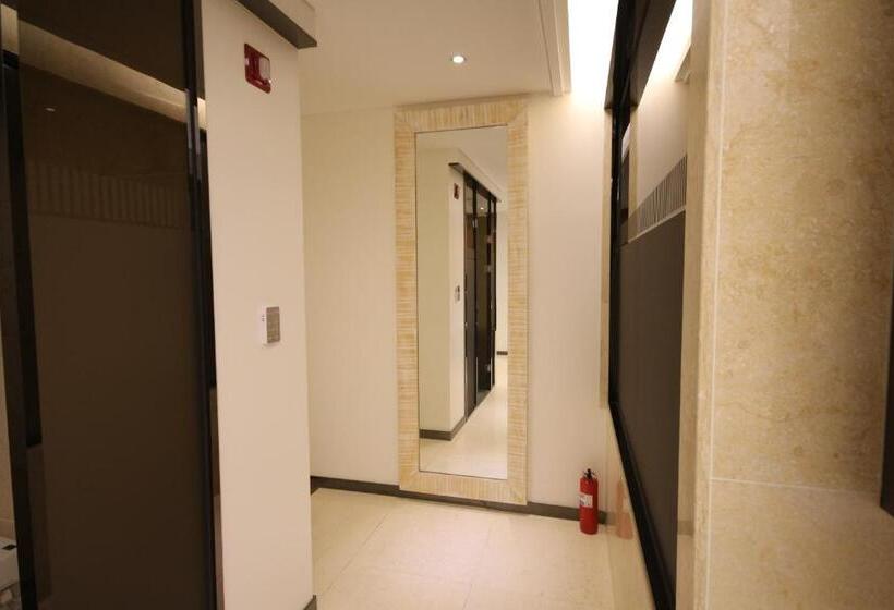 חדר דלוקס, Jb Tourist