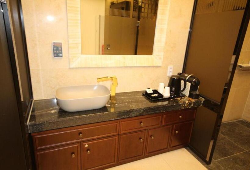 חדר פרמיום, Jb Tourist