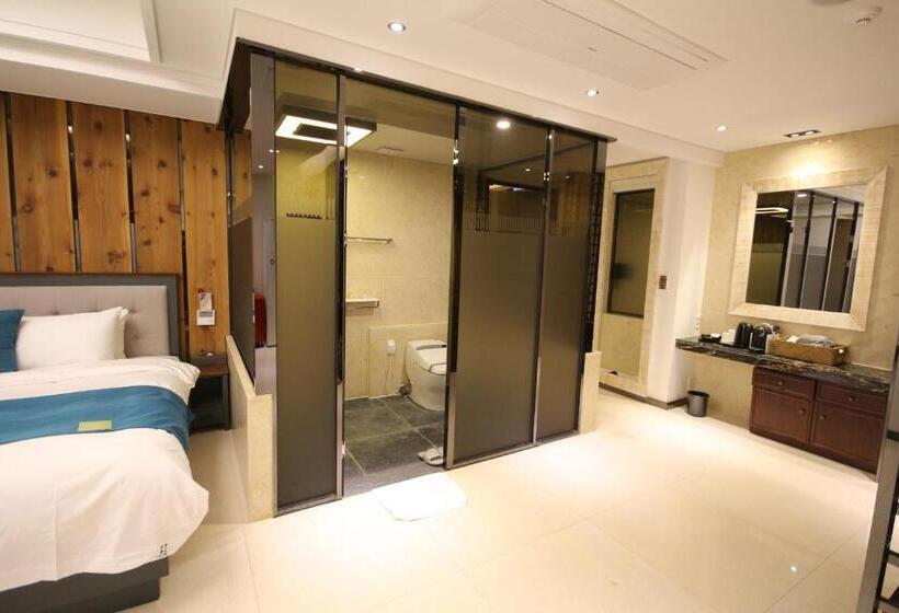 חדר פרמיום, Jb Tourist