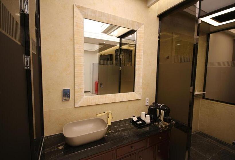 חדר פרמיום, Jb Tourist