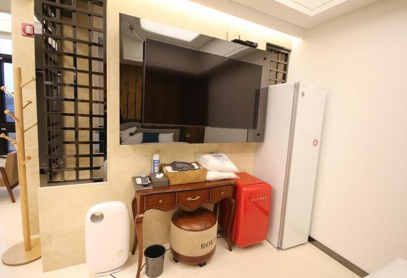 חדר פרמיום, Jb Tourist