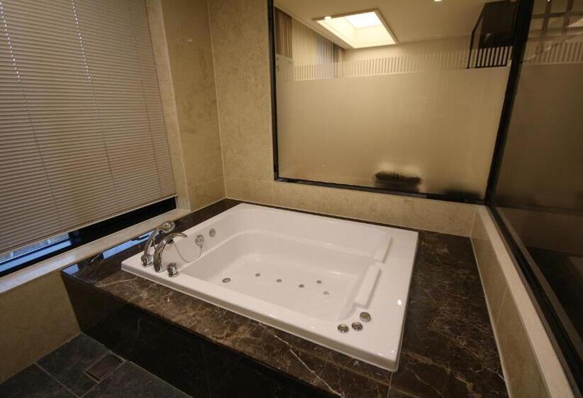 חדר פרמיום, Jb Tourist