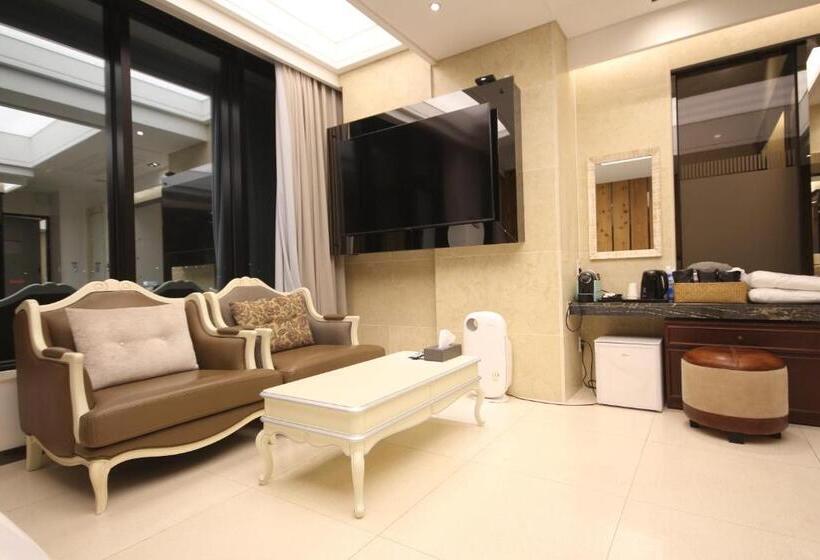 סוויטה, Jb Tourist