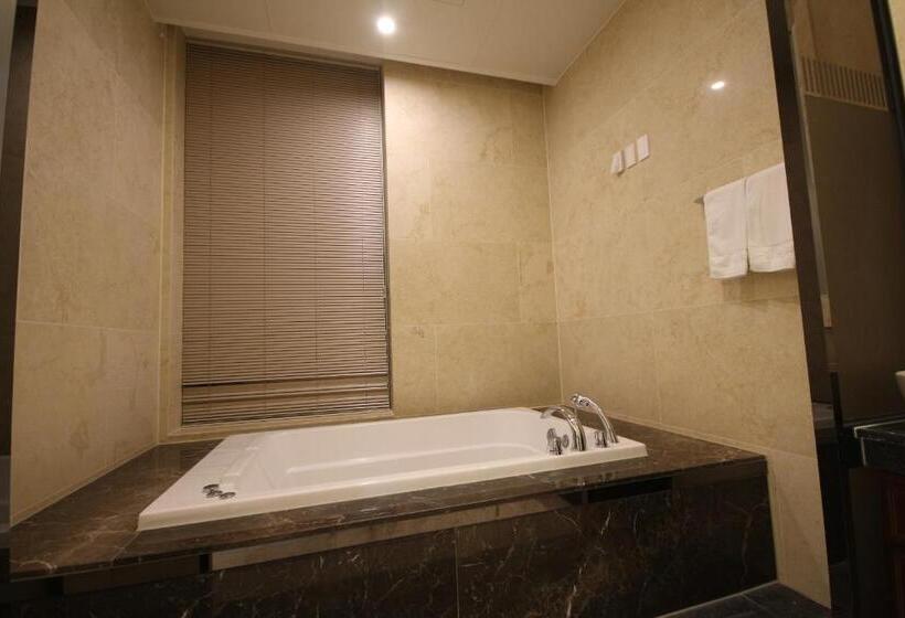 סוויטה, Jb Tourist