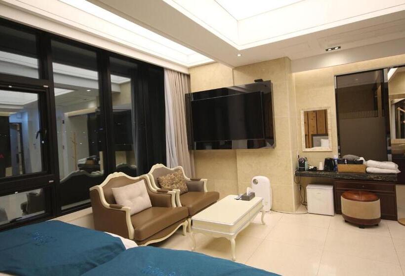 סוויטה, Jb Tourist