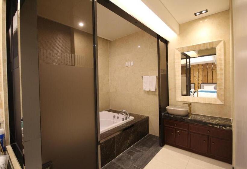 סוויטה, Jb Tourist