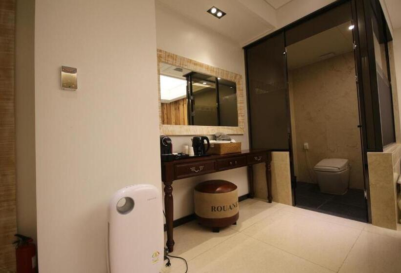 סוויטה, Jb Tourist