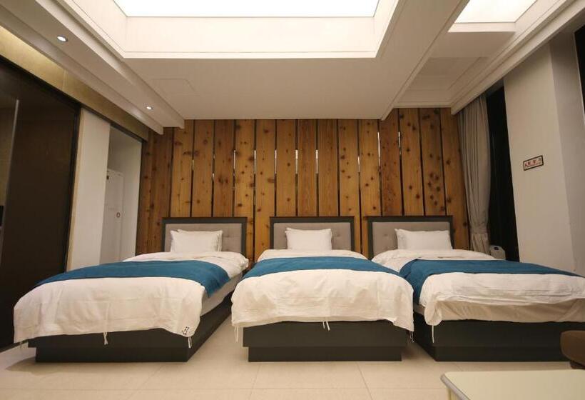 סוויטה, Jb Tourist