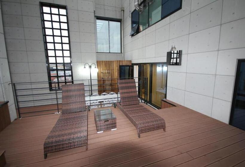 חדר פנטהאוז, Jb Tourist