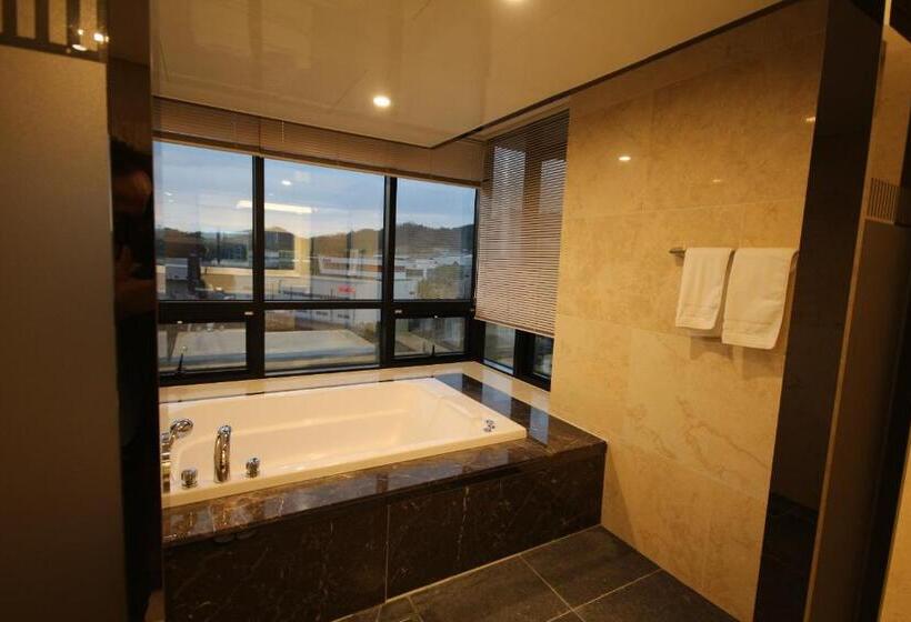 חדר פנטהאוז, Jb Tourist