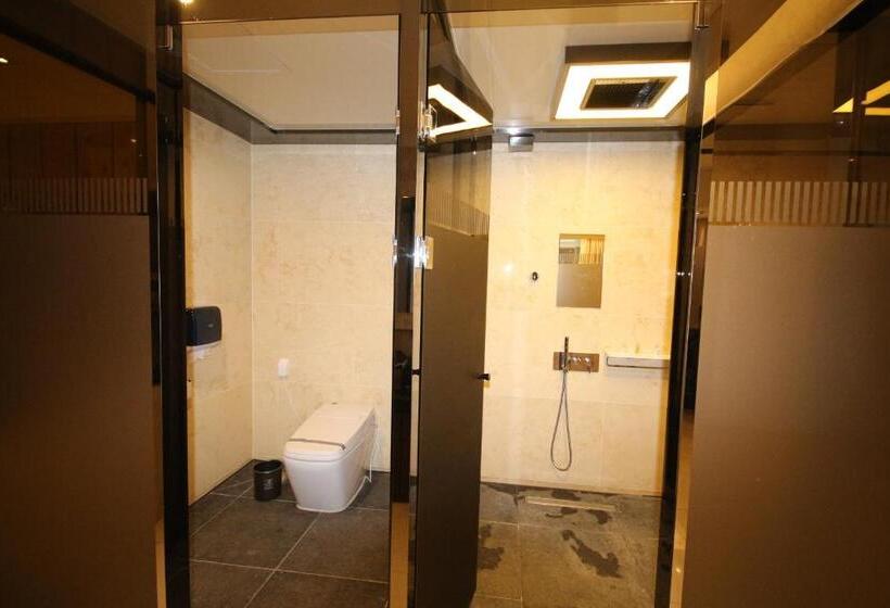 חדר פנטהאוז, Jb Tourist