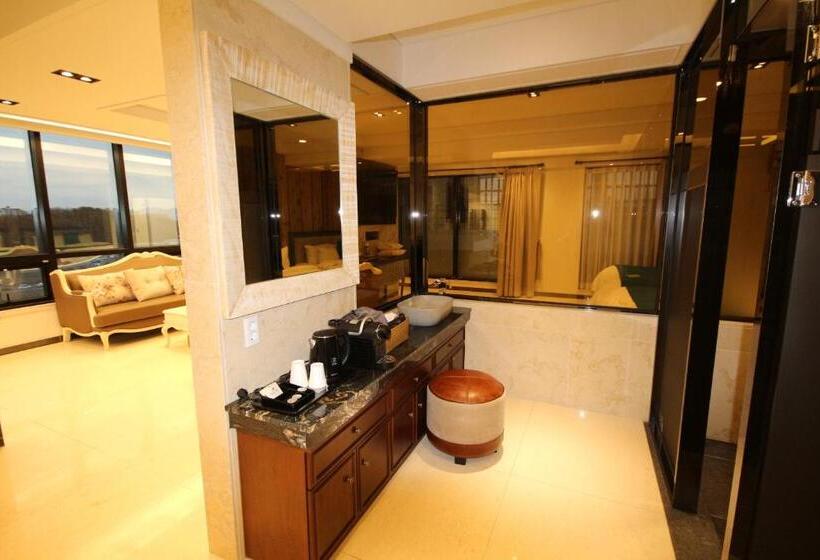 חדר פנטהאוז, Jb Tourist