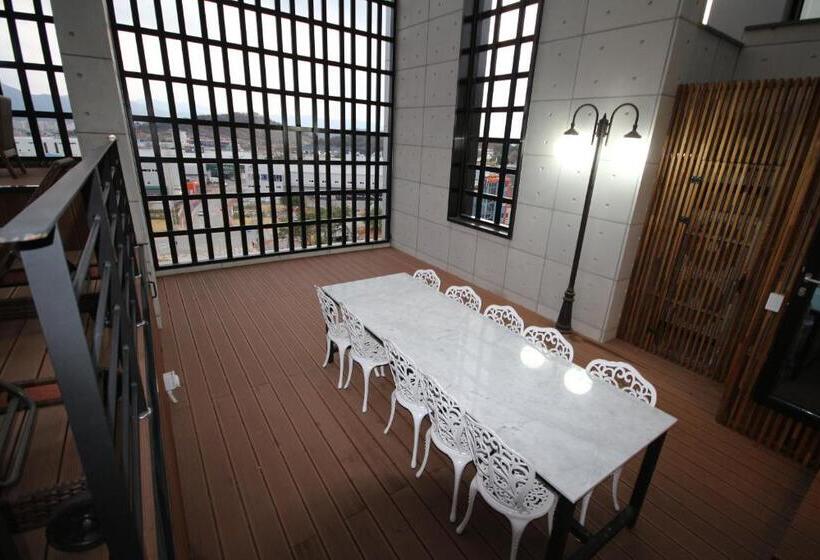 חדר פנטהאוז, Jb Tourist