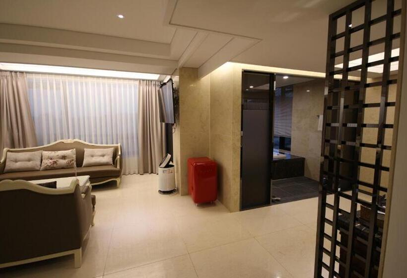 חדר פנטהאוז, Jb Tourist