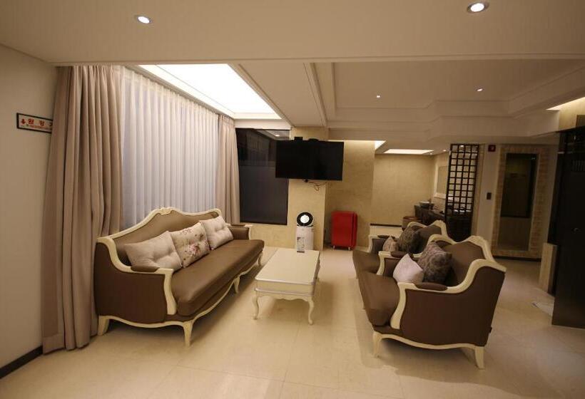 חדר פנטהאוז, Jb Tourist