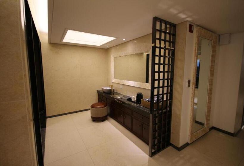 חדר פנטהאוז, Jb Tourist