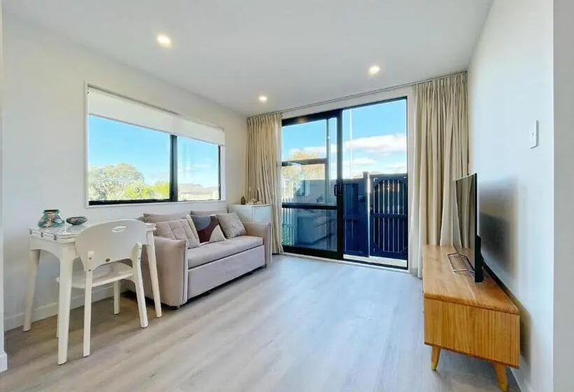 デラックススイート, Great Value 1b1b Studio In Sandringham Private Entrance, Close To City, Heat Pump, Netfilx