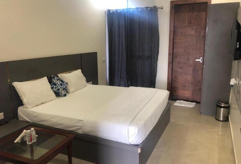 غرفة ديلوكس, C T Heights Inn