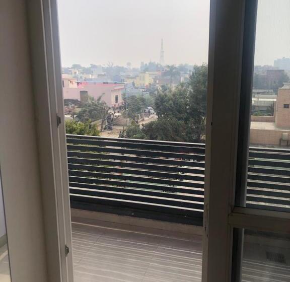 غرفة ديلوكس, C T Heights Inn