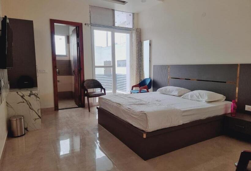 Номер Superior Кровать Кинг, C T Heights Inn