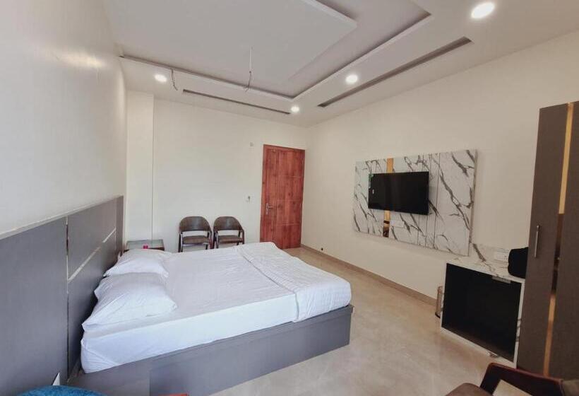 Номер Superior Кровать Кинг, C T Heights Inn