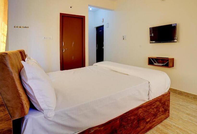 Triple Classic Room, Oyo Pranith Skys