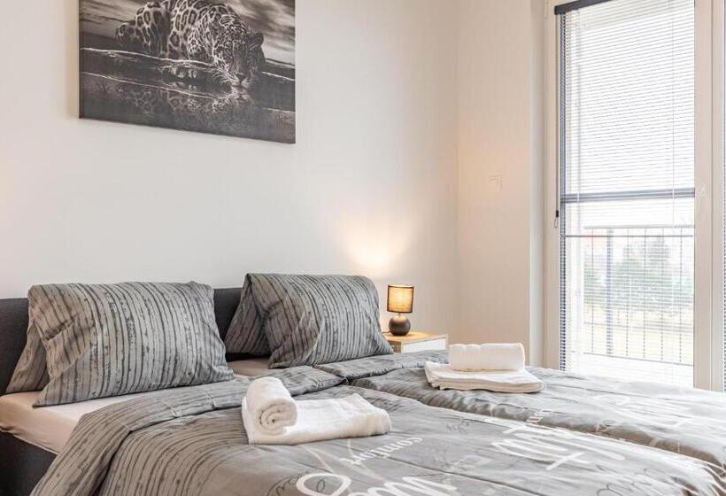 آپارتمان 1 خوابه با تراس, Sunny Haven: Modern 2br,garage, Wifi,stream