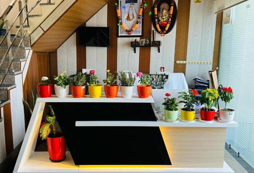 Economy Room, Cohouse