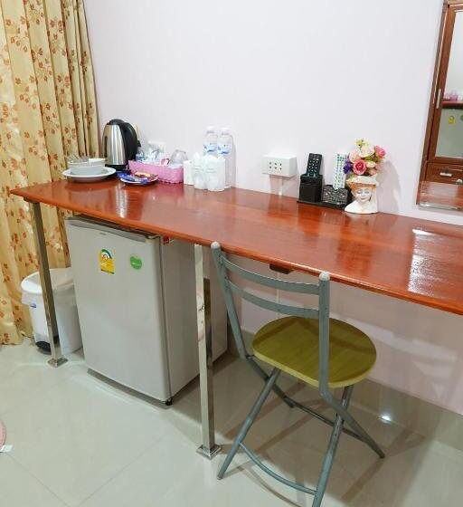 Standard Room, คุณแดง บัดเจทโฮเทล   Khun Daeng Budget