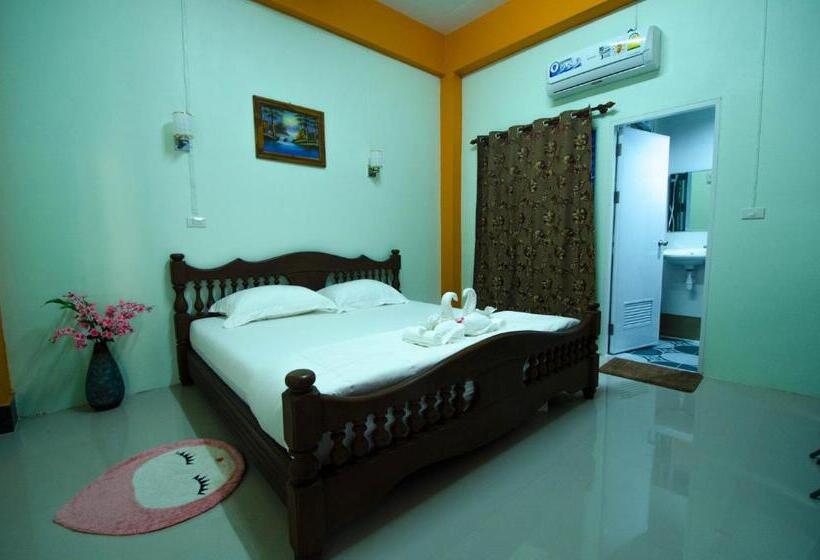 Standard Room, คุณแดง บัดเจทโฮเทล   Khun Daeng Budget