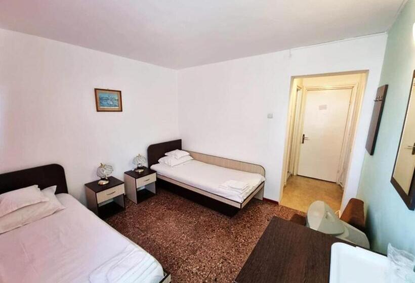 اتاق اکونومی, Excelsior