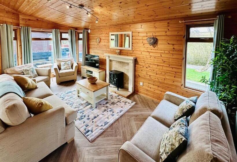 בית, 2 חדרי שינה, Pant Wilkin Lodges And Equestrian Centre