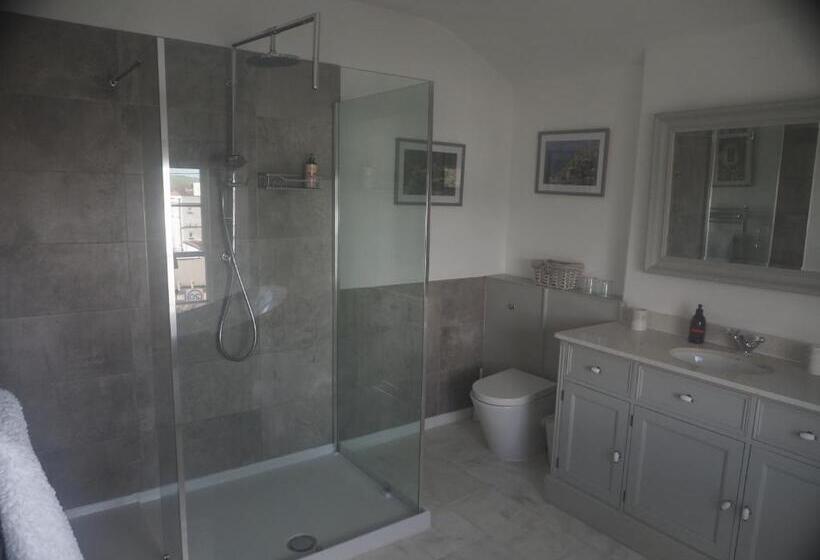 غرفة قياسية سرير كينج, The Mount