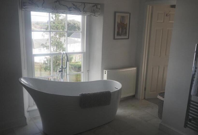 غرفة قياسية سرير كينج, The Mount